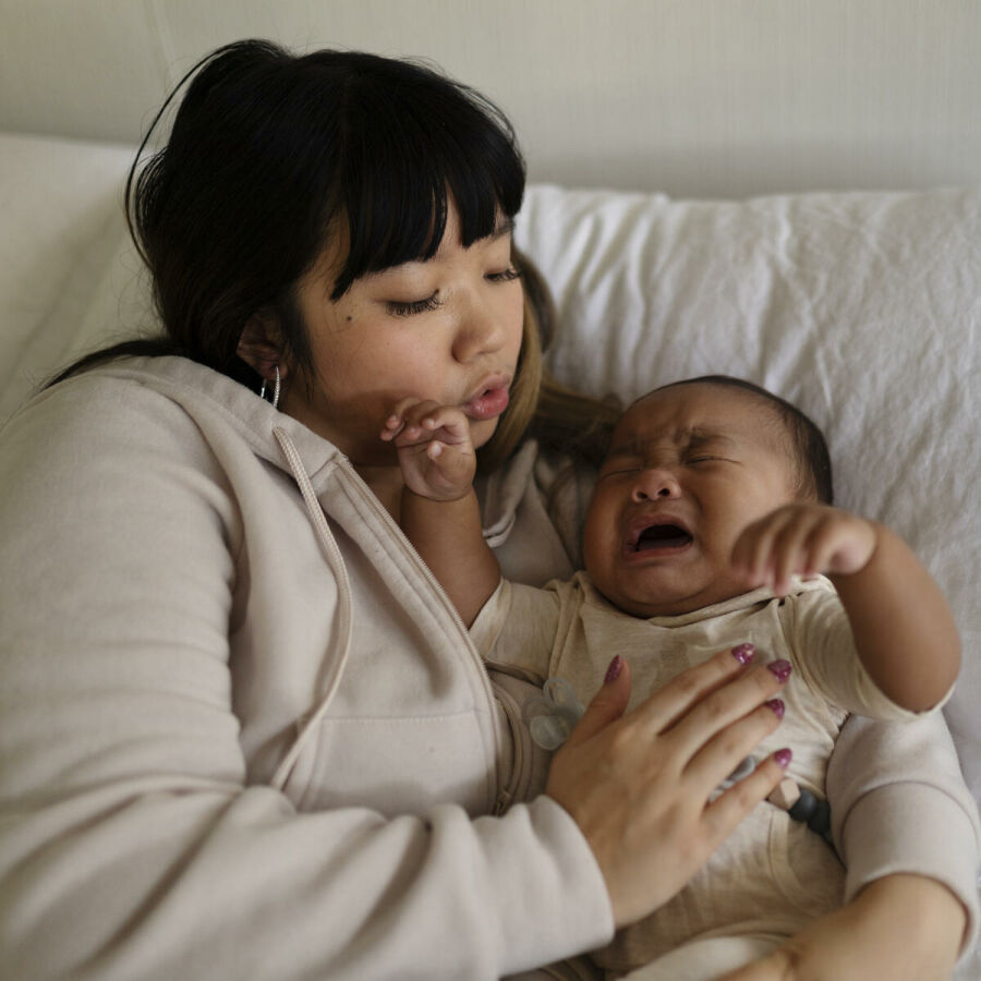 Imagem mae-deitada-tentando-acalmar-o bebe-que-chora
